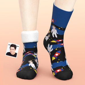 カスタム厚手フェイスソックス-写真入れ名入れ可能な面白い宇宙飛行士とロケット柄のオリジナル秋冬用暖かい靴下プレゼント