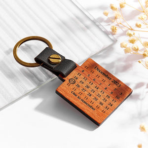 カスタムカレンダー木製キーホルダー - 日付入れ可能な記念品プレゼント