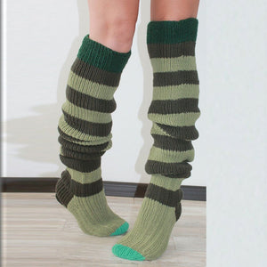 女性用冬の暖かい足帯の縞の膝の上のニットの綿糸の靴下